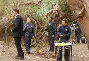 Booth (David Boreanaz, l.), Brennan (Emily Deschanel, 2.v.l.), Cam (Tamara Taylor) und Hodgins (TJ Thyne) werden in ein Boot-Camp für Übergewichtige in einem Waldstück vor den Toren Washingtons gerufen, wo die menschlichen Überreste eines Restaurantkritikers gefunden wurden.