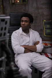 Muss gemeinsam mit seiner Lerngruppe, den Flugsimulator des Colleges auf Vordermann zu bringen: Troy (Donald Glover) ...