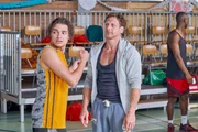 Dass das frisch verliebte Basketball-Talent Marc (Nick Romeo Reimann, l.) kaum noch den Korb trifft, findet Stefan Vollmer (Hendrik Duryn, M.) halb so wild. Dank Günni (Samy Abdel Fattah) gewinnt die GSG ja doch noch.