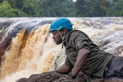 Ein riesiger Wasserfall behindert seinen Weg: Dwayne Fields