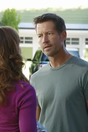 Während Lynette und Carlos aneinander geraten, macht Mike (James Denton, r.) eine schockierende Entdeckung über Katherine (Dana Delany, l.) ...