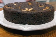 Bolo de mel ist ein Kuchen aus Zuckerrohrsirup, den die Madeirer mit den Händen in Stücke rupfen und das ganze Jahr über zu besonderen Anlässen miteinander teilen.