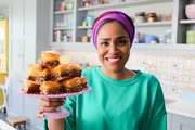 Nadiya mit selbstgemachten Baklava.