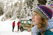 Sandra (Anna Brüggemann) versucht, sich in die Denkweise ihres vermissten Lebensgefährten zu versetzen. Welchen Weg in die Berge könnte er genommen haben?