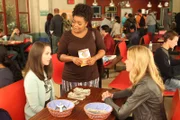 Bereiten sich auf das Greendale-Oktoberfest vor: Britta (Gillian Jacobs, r.), Shirley (Yvette Nicole Brown, M.) und Annie (Alison Brie, l.) ...