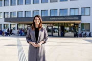 DOK1-Moderatorin Lisa Gadenstätter vor dem Konrad Lorenz Gymnasium in Gänserndorf. Hier wird das große Handy-Experiment stattfinden. 3 Wochen wollen Schülerinnen und Schüler von 3 Oberstufen-Klassen auf ihre Smartphones verzichten. Nicht nur in der Schule, sondern auch in der Freizeit.