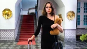 Nach Clarissas Beerdigung treffen Robert und Eva im Schloss auf die völlig aufgelöste Bobbi (Asli Melisa Uzun).