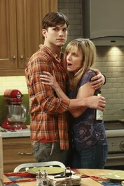 Was ist mit Lyndsey (Courtney Thorne-Smith, r.) und Walden (Ashton Kutcher, l.) nur los?; Was ist mit Lyndsey (Courtney Thorne-Smith, r.) und Walden (Ashton Kutcher, l.) nur los?
