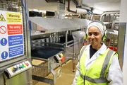 Nadiya zu Besuch in der Heinz-Fabrik in Wigan.