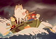 Pippi (2.v.re.) rudert das Rettungsboot, in dem sich Bloom (links), Donner-Karlson (2.v.li.), Annika (re.), Tommy (3.v.re.), Kleiner Onkel und Herr Nilsson befinden, geschickt durch die donnernden Flutwellen.