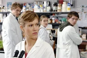 Die Nerds haben Mitleid wegen Alexs (Wolke Hegenbarth) Eltern. v.li.: Erwin (Alexander Koll), Alex (Wolke Hegenbarth), Susanne (Jennifer Rapp) und Andreas (Patrick Güldenberg).