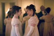 Im Hochzeitswahn versuchen Jane (Patsy Ferran, re.) und Cassy (Synnøve Karlsen, li.) ihren Bruder James auf einem Ball zu verkuppeln.