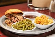 Pulled Pork-Sandwich nach Lexington-Art mit zwei Beilagen, serviert im &bdquo;12 Bones Smokehouse&ldquo; in Asheville.