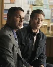 Gleich zwei Morde beschäftigen Javier Esposito (Jon Huertas, l.) und Kevin Ryan (Seamus Dever, r.) ... Gleich zwei Morde beschäftigen Javier Esposito (Jon Huertas, l.) und Kevin Ryan (Seamus Dever, r.) ...
