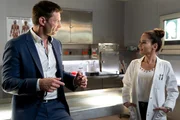 Pathologin Atay (Sevda Polat, r.) informiert Kommissar Hansen (Igor Jefti , l.), wie die Rotweinflasche mit dem t&ouml;dlichen Gift pr&auml;pariert wurde.