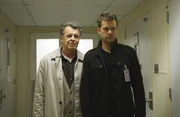 Während Walter (John Noble, l.) und Peter (Joshua Jackson, r.) herausfinden, dass ein Gestaltenwandler hinter Olivia her ist, reist Broyles nach Washington D.C., um eine Stilllegung der Fringe Division zu verhindern ...