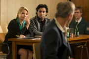 Die erste Mandantin in ihrem eigenen Büro in der Einkaufspassage ist die junge Türkin Idel, die sich um ihren Mann Orkan (Orhan Müstak, 2.v.l.) große Sorgen macht, denn die Staatsanwaltschaft wirft ihm vor, ein Auto gestohlen zu haben. Nun ist es an Danni (Annette Frier, l.) zu beweisen, dass es sich hier um eine Fehlanklage handelt ...