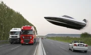 Die Kommissare fliegen mit dem Boot über eine Böschung am See und landen auf einem LKW auf der Autobahn... Die Kommissare fliegen mit dem Boot über eine Böschung am See und landen auf einem LKW auf der Autobahn...
