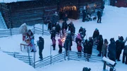 Familien stehen Schlange, um den Weihnachtsmann auf dem jährlichen Weihnachtsmarkt in Gammelstad, Schweden, zu besuchen.