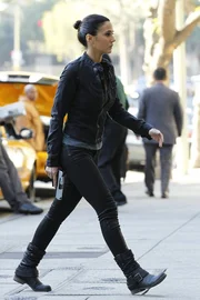 Ist fest entschlossen, den Mörder ihrer Schwester zu finden: Lorelei Martins (Emmanuelle Chriqui) ... Ist fest entschlossen, den Mörder ihrer Schwester zu finden: Lorelei Martins (Emmanuelle Chriqui) ...