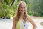 Moderiert wird die "Versuchung im Paradies" von Angela Finger-Erben, die die Paare auf ihrem Abenteuer auf "Temptation Island" begleitet und bei den Offenbarungen am Lagerfeuer jedes Mal gezielt den Status der Beziehungen klärt.