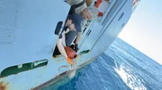 Hannes Jaenicke (r.) und Peter Hammarstedt (l.) befreien einen Oktopus aus einer illegalen Falle; "Sea Shepherd"-Kampagne in Griechenland