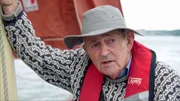 Ein erfahrener Skipper: Robert Phillips steuert das Traditionsboot &bdquo;Heritage&ldquo; sicher durch den Milford Haven Waterway.sicher durch den Milford Haven Waterway.