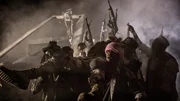 KAPSTADT, SÜDAFRIKA- (Schauspieler) Mike Durant wird von der somalischen Meute getragen.
