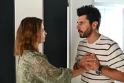 Matteo (Riccardo Angelini) entschuldigt sich trotz seines anhaltenden Verdachts bei Nathalie (Amrei Haardt), Maximilian verdächtigt zu haben.
