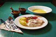 Frischer Fisch mit Leber, Rogen und Preiselbeeren