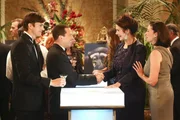 Alan (Jon Cryer, 2.v.l.), von der Besucherin seiner lesbischen Nichte Jenny angeregt, will selbst auf die Pirsch gehen. Da kommt es ihm gerade recht, dass Walden (Ashton Kutcher, l.) ihn zu einer Wohltätigkeitsveranstaltung seiner Mutter (Mimi Rogers, r.) mitnimmt. Dort entdeckt er den Schwarm seiner Jugend, Lynda Carter (Lynda Carter, 2.v.r.), und ist völlig aus dem Häuschen ...