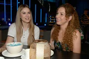 Jessica (Nina Ensmann, l.) und Nina (Maria Wedig) hoffen, dass sie zu Robin einen guten Draht finden.