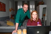Toni (Olivia Marei) und Erik (Patrick Heinrich) sind überrascht, als sie von Robins Vergangenheit erfahren.