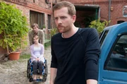 Paul (Christoph Schechinger, re.) missfällt wie Eric (Ulrich Friedrich Brandhoff) mit Erina (Nadja Bobyleva) umgeht.