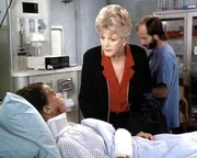 Jessica (Angela Lansbury) besucht die schwerverletzte Computerexpertin Paula (Kasi Lemmons) im Krankenhaus. Jessica (Angela Lansbury) besucht die schwerverletzte Computerexpertin Paula (Kasi Lemmons) im Krankenhaus.