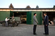 ZERV-Ermittler Peter Simon (Fabian Hinrichs, r.) und Generalmajor Henneberg (Jörg Bundschuh, l.) können sich auf einen Deal verständigen. (mit Komparsen im HG.)