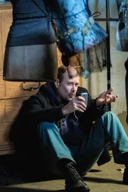 Sherlock Holmes heftet sich an die Fersen des unberechenbaren Kriminellen Martin Ennis (Terry Kinney) ...