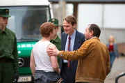 Peter Simon (Fabian Hinrichs, M.) versucht Reiko Böttcher (Leon Seidel, l.) zu konfrontieren. Hajo Gärster (Thorsten Merten, r.) kommt seinem Neffen jedoch zu Hilfe. (mit Komparsen im HG.) Peter Simon (Fabian Hinrichs, M.) versucht Reiko Böttcher (Leon Seidel, l.) zu konfrontieren. Hajo Gärster (Thorsten Merten, r.) kommt seinem Neffen jedoch zu Hilfe. (mit Komparsen im HG.)