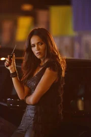 Maze (Lesley-Ann Brandt) beobachtet das Geschehen am Tatort.
