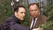 Bongartz (Max Gertsch) und Kehler (Wolfgang Bathke) begeben sich selbst an den Ort des Zusammentreffens, eine stillgelegte Kaserne am Rande Berlins, um Trautmann zu befreien.