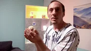 S11E82: Florian freut sich derweil über tierischen Nachwuchs: Katze Nala hat drei Babys bekommen, eines starb leider nach der Geburt. Die anderen beiden entwickeln sich prächtig und sind Florians ganzer Stolz.