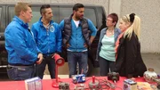 Die Trödelprofis Otto Schulte (li.), Mauro Corradino (2.v.li.) und Sükrü Pehlivan im Gespräch mit Sabine und Kira (re.)