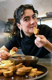 Lucie hat ein karibisches Rezept ausprobiert: frittierte Kochbananen mit Chilisauce.