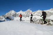 Tourengeher vor dem Dachstein.