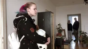 Cindy (li.) und ihr Verlobter Ossi kommen in Rostock vorbei, um die chaotische Lage zu inspizieren.