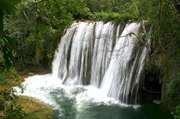 Wasserfall am Usumacinta - Mexiko. Von allen Seiten strömen die Nebenflüsse zum Rio Usumacinta - und machen ihn zu einem Kandidaten für einen der größten Stauseen der Welt.