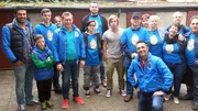 Die Trödelprofis Sükrü Pehlivan (li.), Otto Schulte (mit roten Schuhen) und Mauro Corradino (knieend) konnten jede Menge freiwillige Helfer organisieren