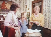 Charles (Michael Landon, l.) und seine Tochter Mary (Melissa Sue Anderson, M.) statten der verwitweten Mrs. Thurmond (Mariette Hartley, r.) einen Besuch ab. Charles (Michael Landon, l.) und seine Tochter Mary (Melissa Sue Anderson, M.) statten der verwitweten Mrs. Thurmond (Mariette Hartley, r.) einen Besuch ab.