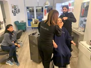 V.l.: Shoppingbegleitung Ulrike, Visagistin, Kandidatin Cathleen und Stylist.