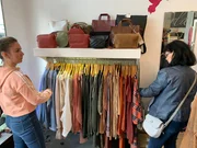 Kandidatin Cathleen (l.) und Shoppingbegleitung Ulrike.